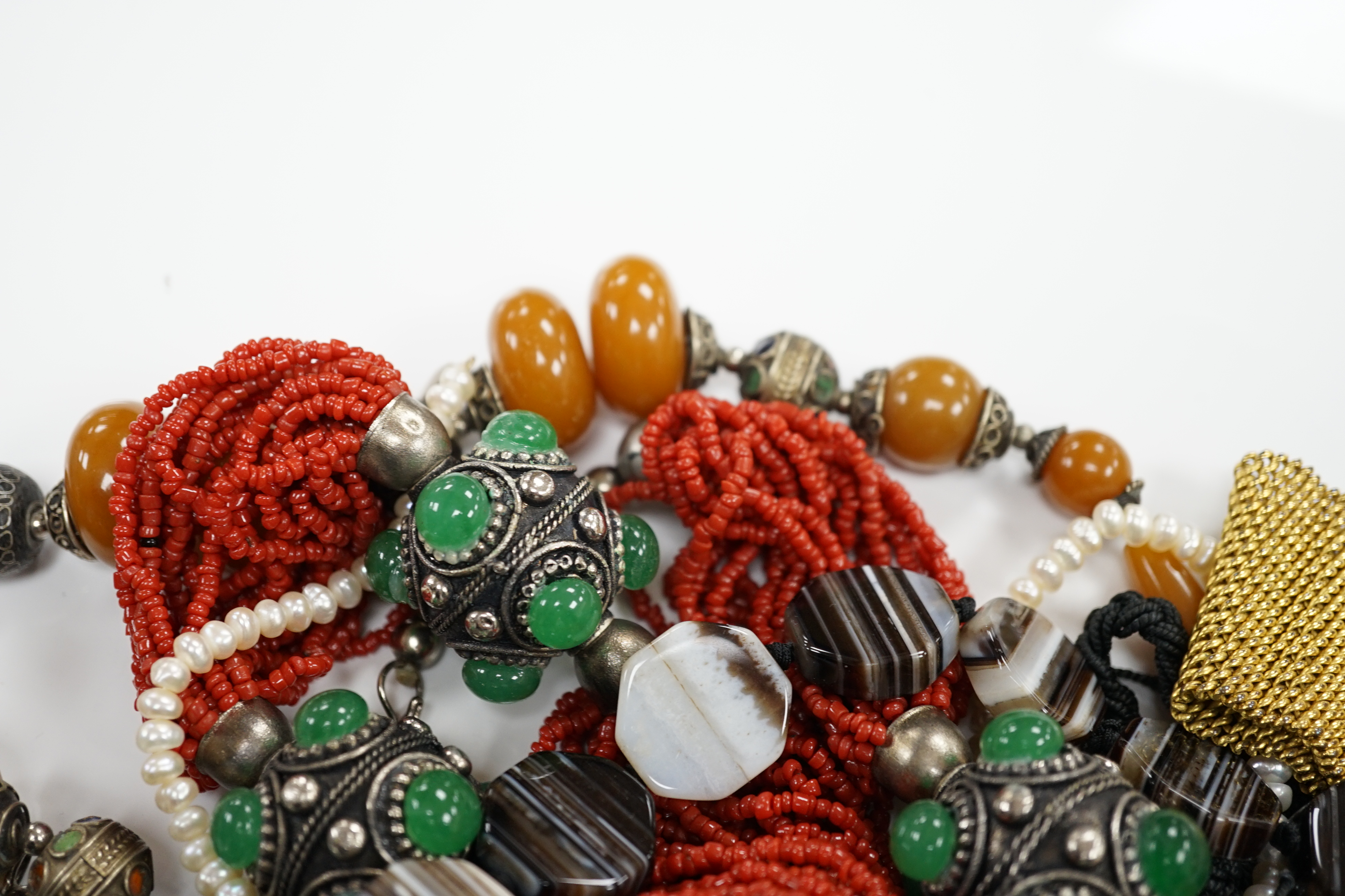Assorted costume and other jewellery including tortoiseshell and pique drop earrings, agate necklace, etc.